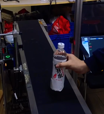 流水線側(cè)面安裝智能讀碼器，數(shù)據(jù)自動(dòng)比對(duì)，掃碼成功綠燈亮，掃不上 / 混料立即紅燈報(bào)警 + 停機(jī)，從源頭防錯(cuò)料，提升生產(chǎn)效率.png